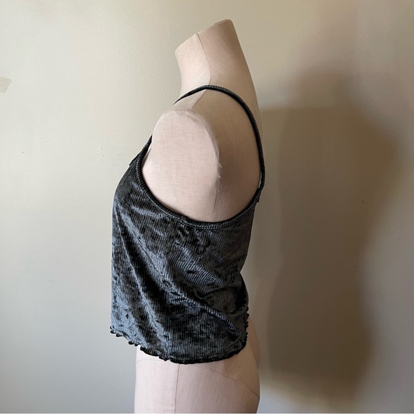 COLSIE Ribbed Velour Cropped Tank Top - Picture 4 of 7